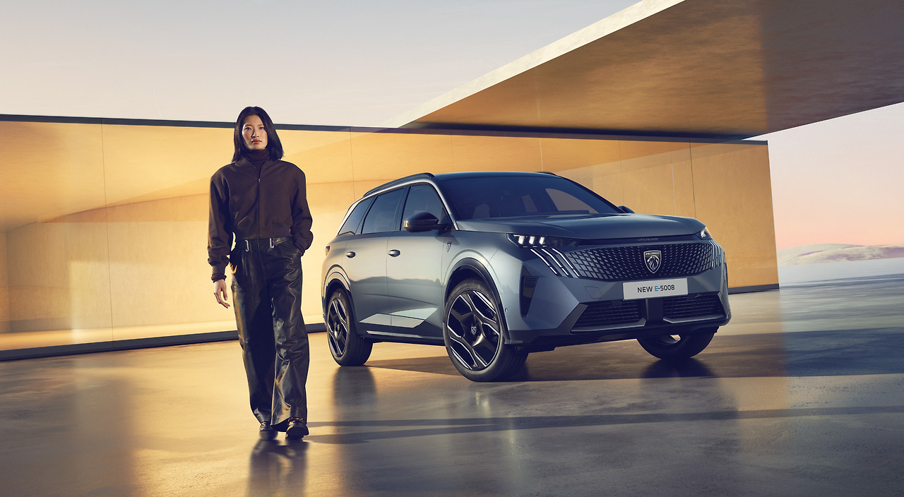 PEUGEOT_E5008_2403STYP_117.jpg