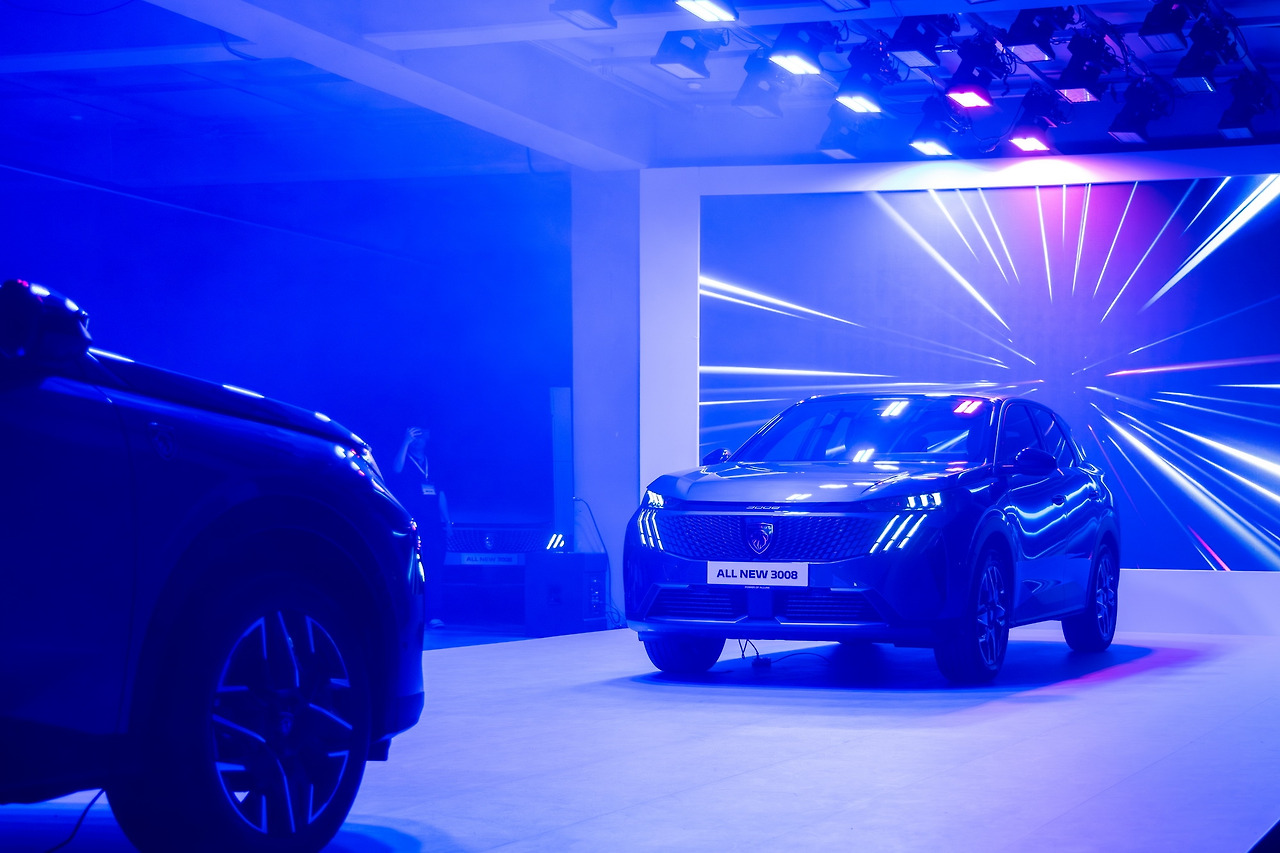 사진자료2-푸조 올 뉴 3008 스마트 하이브리드 프리미어_언베일링 미디어아트 퍼포먼스.jpg