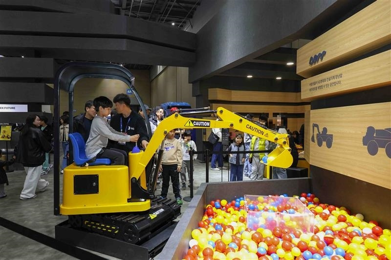 (사진자료1) 2025서울모빌리티쇼, HD현대 굴착기 체험.jpg
