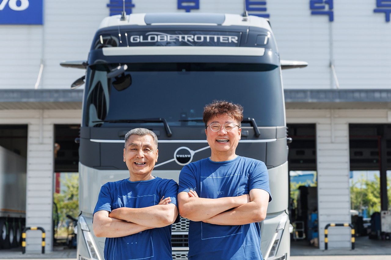 [사진3] 볼보FH 글로브트로터 XXL캡 출시_부산신항 지점에서 김정호 고객(왼쪽)과 장기봉 영업이사 기념 촬영.jpg