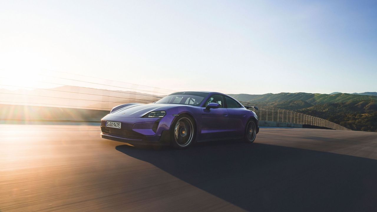 Sky_Purple_Metallic_Taycan_Turbo_GT_A1_00997_006.jpg