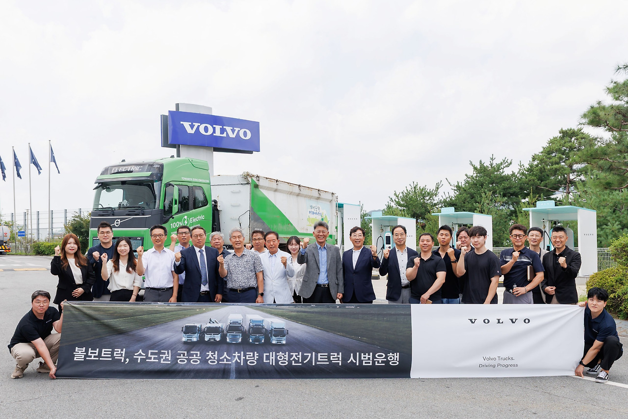 [사진자료1] 볼보트럭코리아, 수도권역에서 공공 청소차량 대형 전기트럭 시범운행 개시.jpg