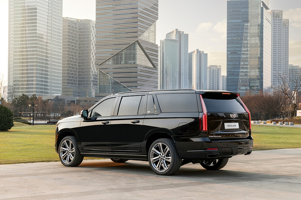 [사진 4] 캐딜락, ‘더 뉴 에스컬레이드’ 측후면축소.jpg