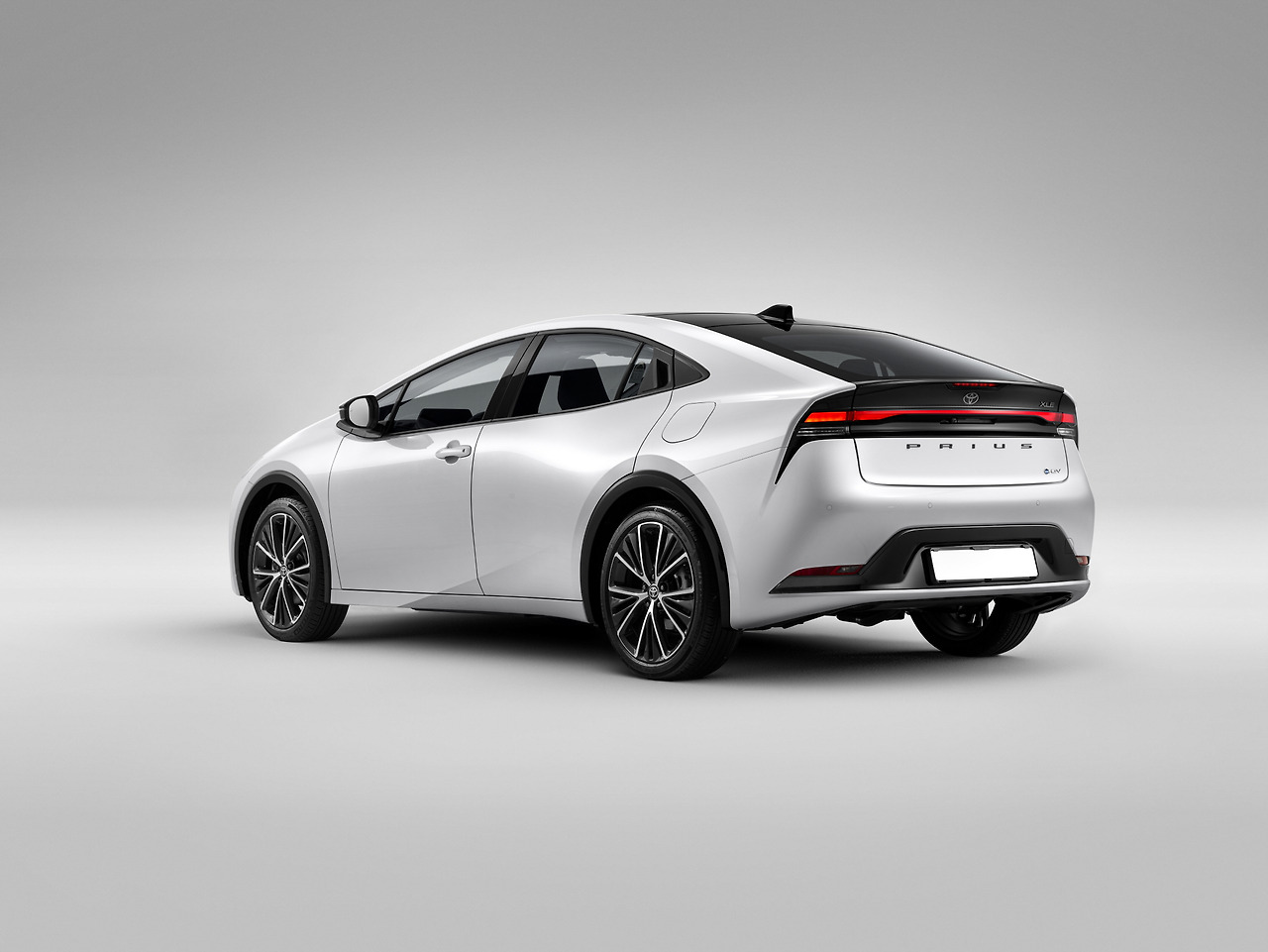 5. 토요타 5세대 프리우스 하이브리드 후측면.jpg