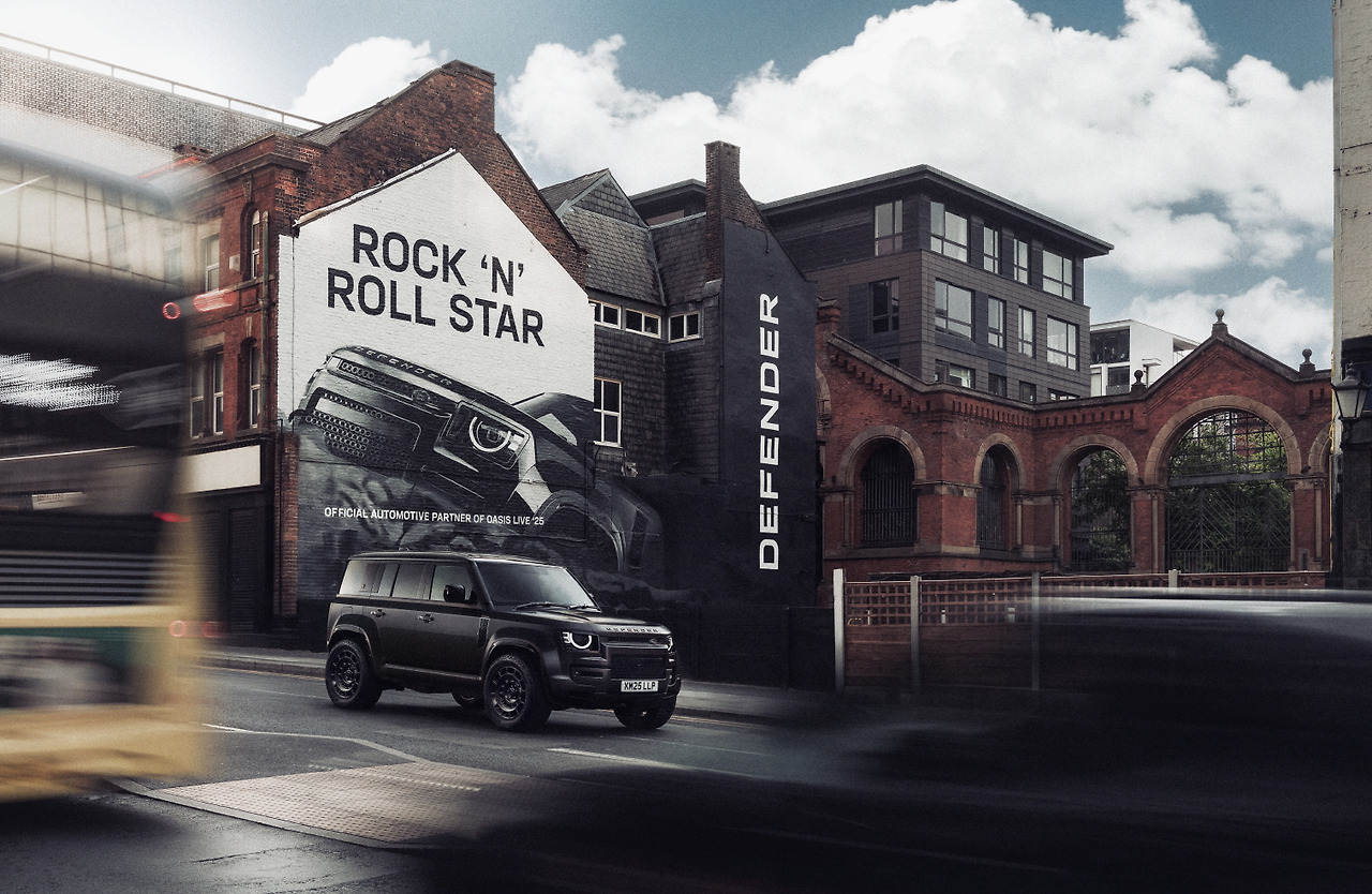 [사진자료] 디펜더, 전설의 ‘로큰롤 스타’ 오아시스와 월드 투어 공식 파트너십 체결 (1).jpg