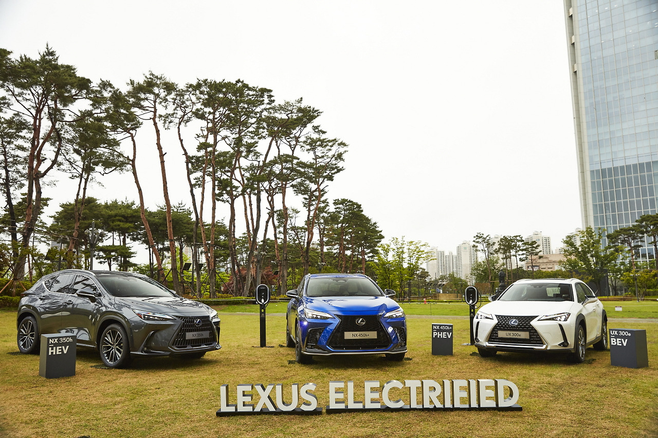 [사진자료2] NX 350h(HEV), NX 450h+ F SPORT(PHEV), UX 300e(BEV).jpg