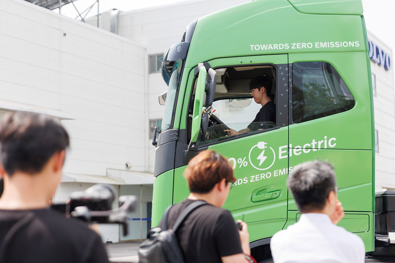 [사진자료3] 볼보트럭코리아, 수도권역에서 공공 청소차량 대형 전기트럭 시범운행 개시.jpg