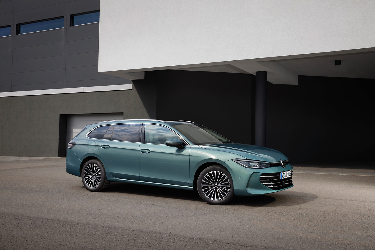 이미지_ IAA 2023 월드 프리미어_첫 MQB evo 기반 중형 왜건 '신형 파사트 바리안트' (8)).jpg