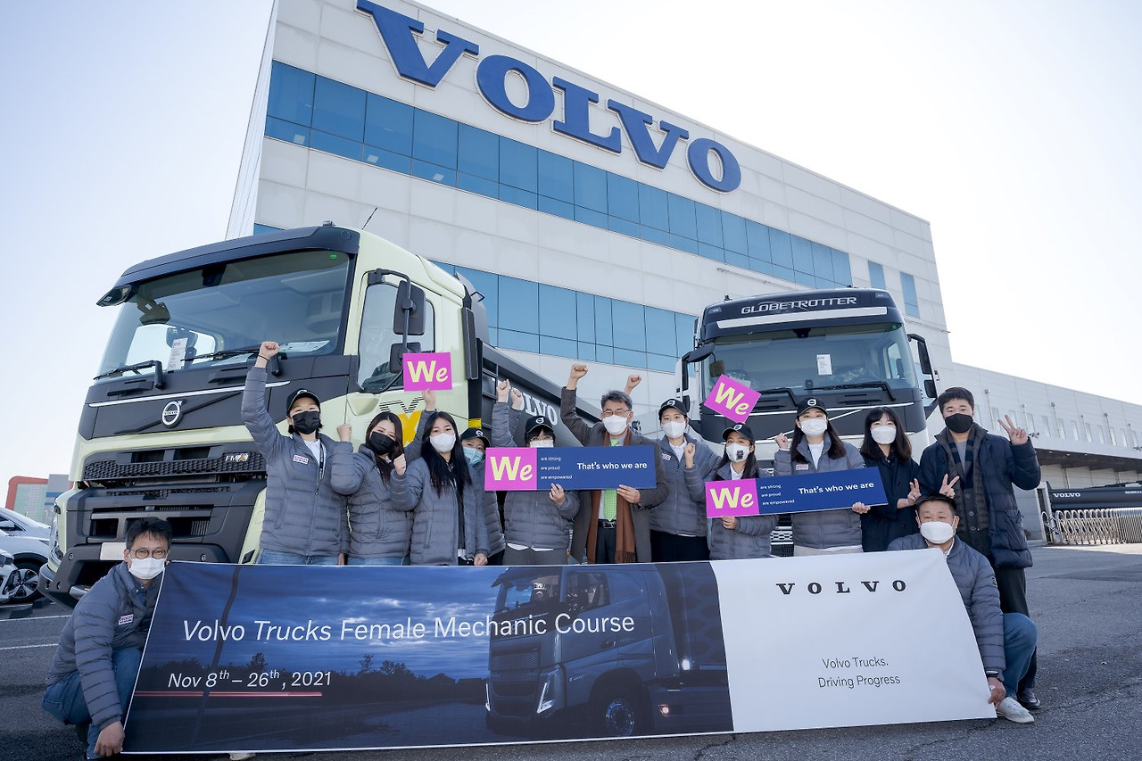 [사진자료] 볼보트럭코리아, 여성정비사 교육 프로그램 성료_.jpg