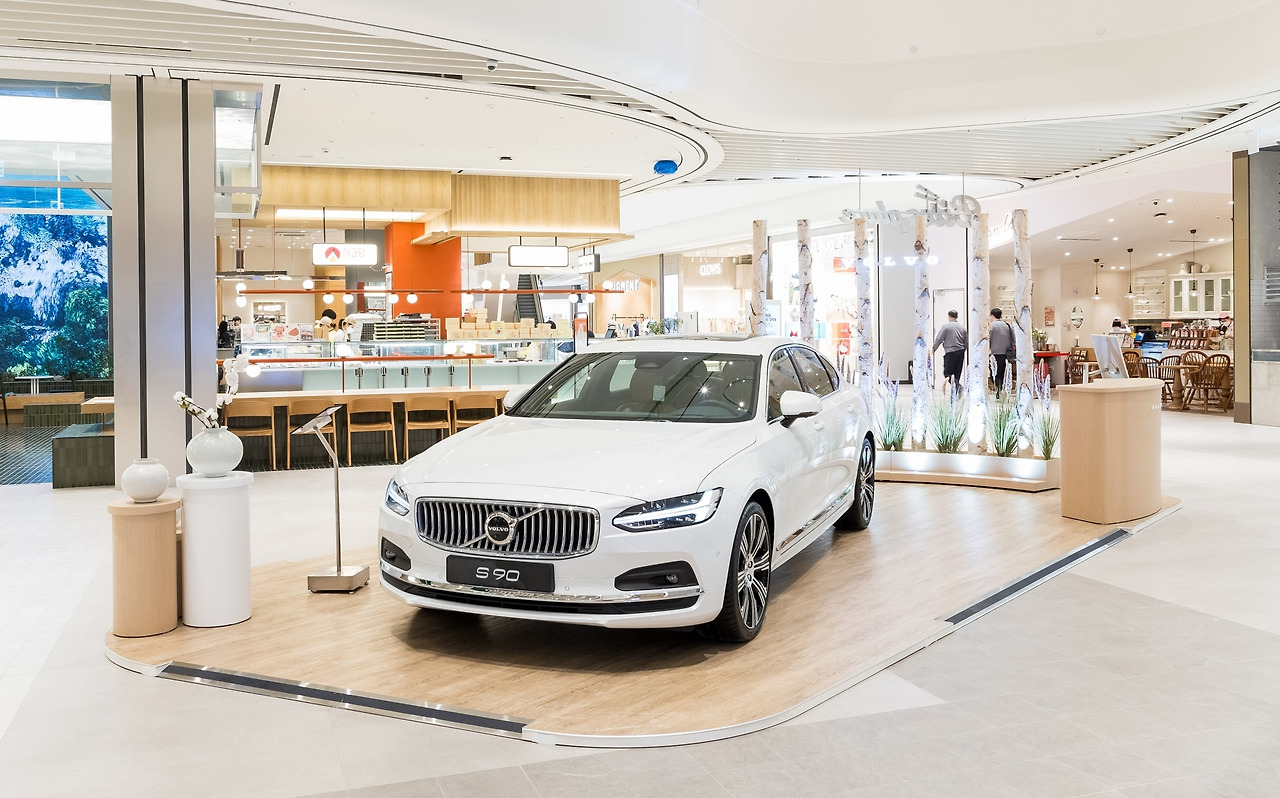 사진자료2_볼보 수원 팝업스토어에 전시된 볼보 S90.jpg