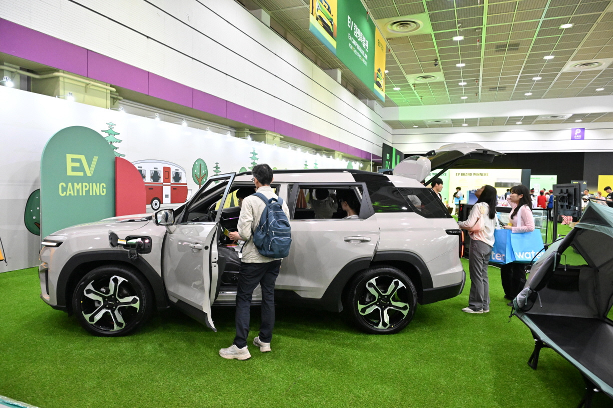 (사진3) 5일 코엑스에서 ‘EV트렌드코리아 2025’ 내의 EV캠핑존에서 EV를 활용한 다양한 캠핑장비를 체험하는 관람객들.jpg