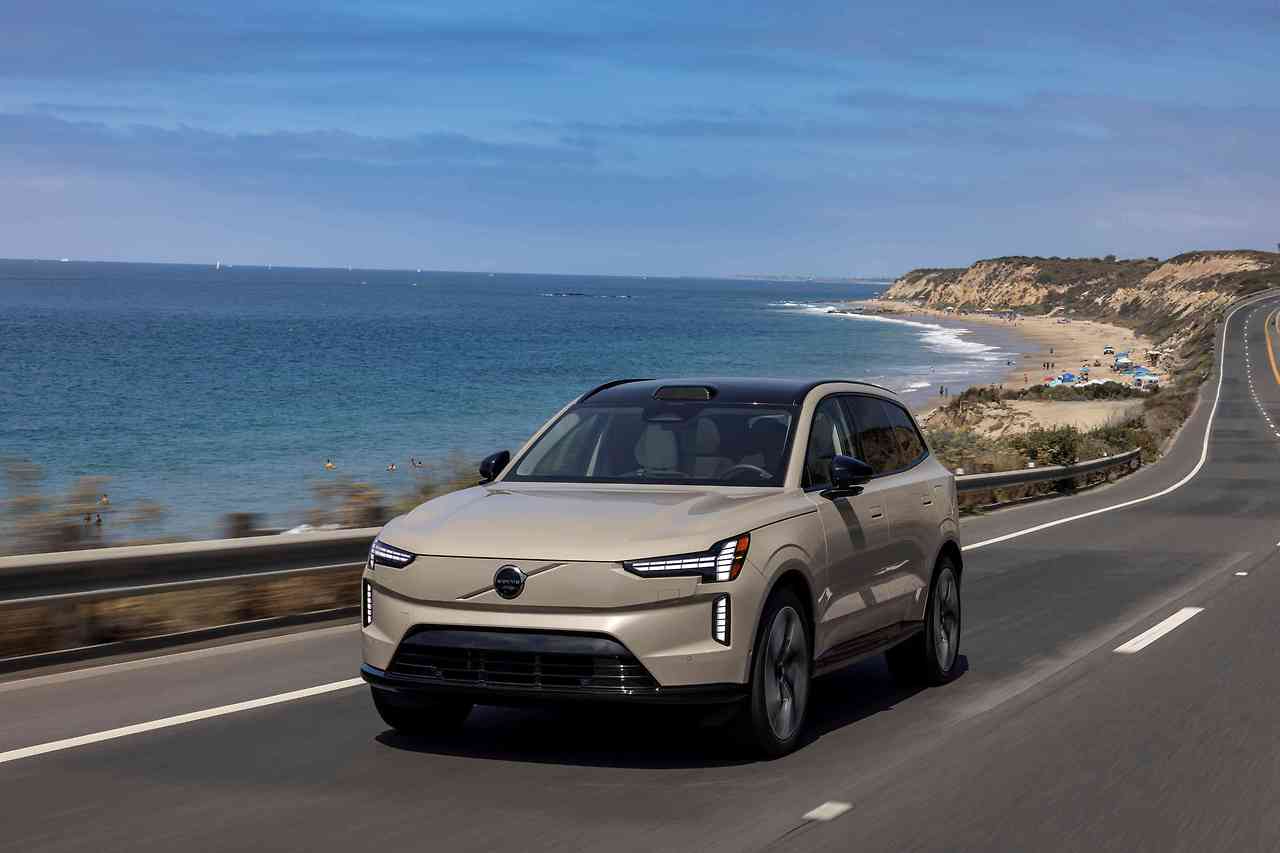 사진자료2_볼보 EX90, ‘2025 월드 카 어워즈(2025 World Car Awards)’에서 ‘월드 럭셔리 카(World Luxury Car)’ 수상.jpg