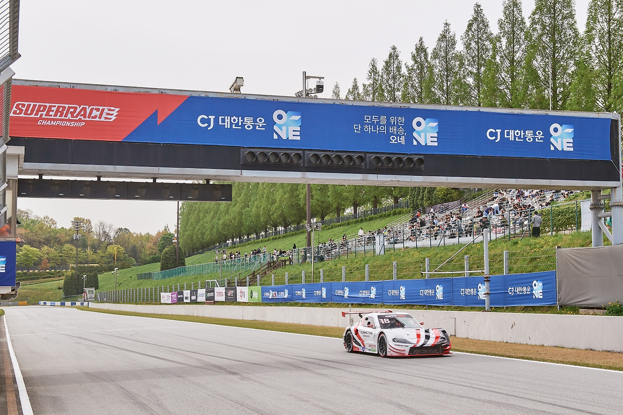 [사진5] 엑스타 레이싱 이찬준이 엔트리 18번 차량을 주행하며 서킷을 질주하고 있다. (1).jpg