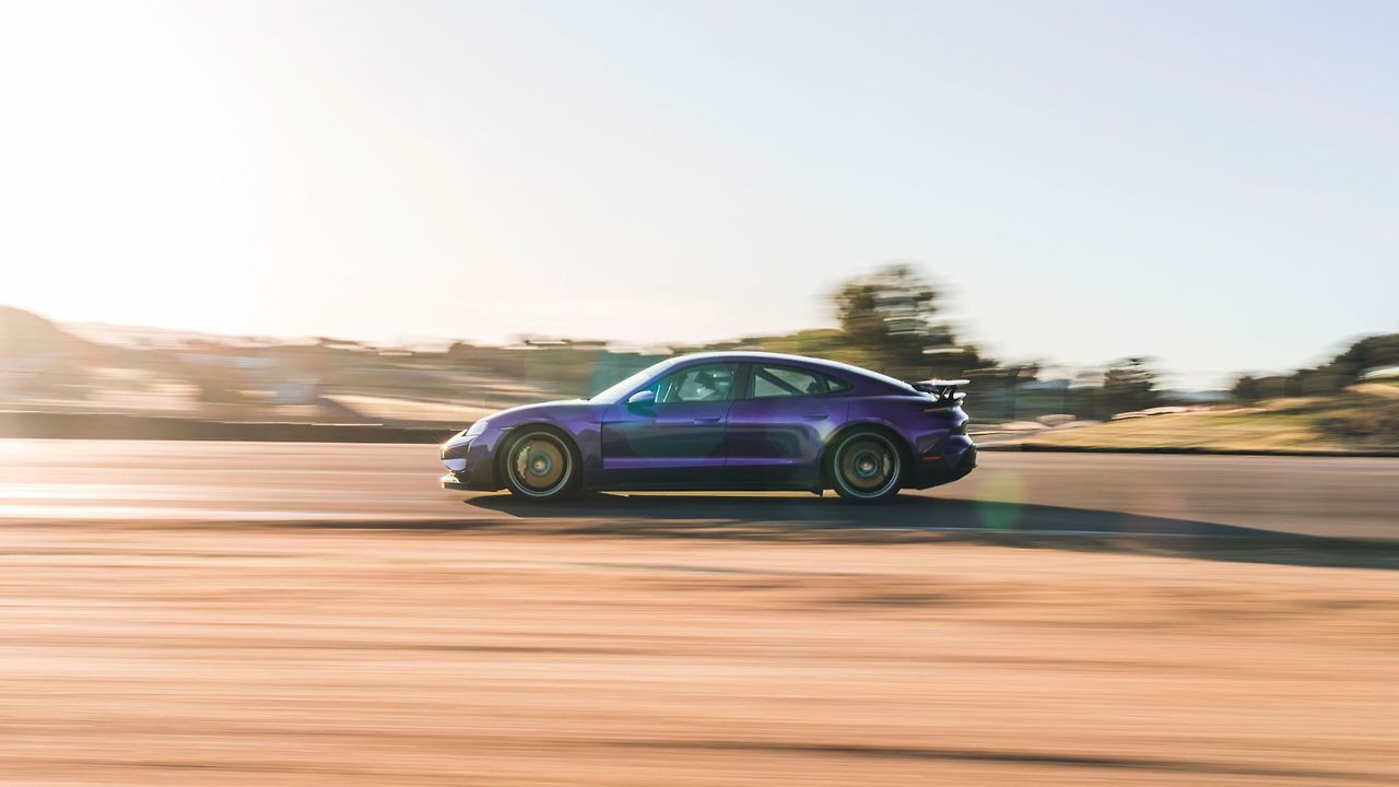 Sky_Purple_Metallic_Taycan_Turbo_GT_A1_02354_016.jpg
