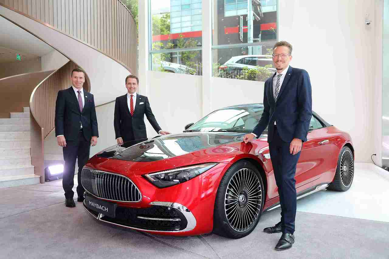 [사진3] 메르세데스-벤츠 코리아, 세계 최초 '마이바흐 브랜드센터 서울' 오픈_디 올-뉴 메르세데스-마이바흐 SL 차량 단체사진.jpg