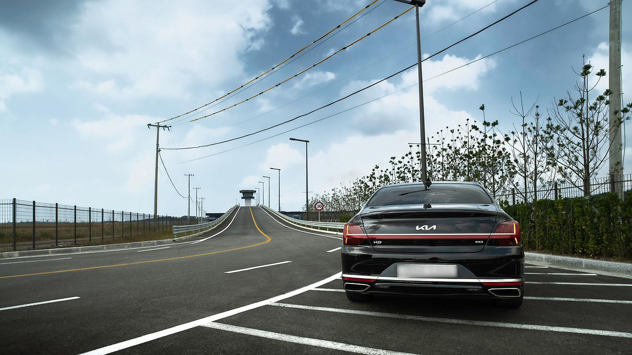 드라이빙 익스피리언스 센터 정문 통과.jpg