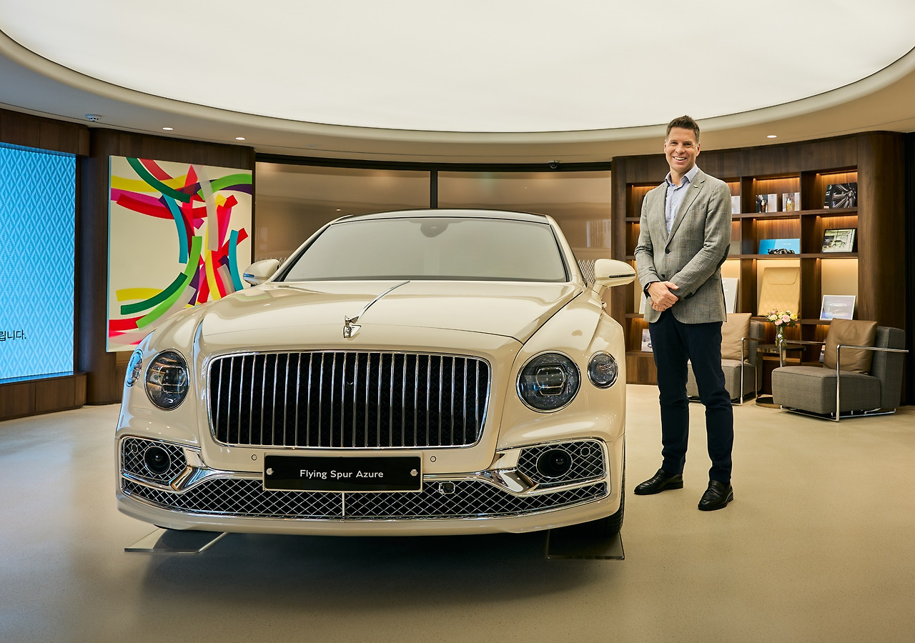 [참고 사진] 벤틀리 플라잉스퍼 2,000호 고객 인도식_크리스티안 슐릭 총괄상무.jpg