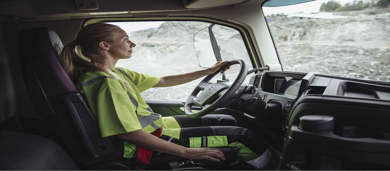 [사진자료] 볼보트럭코리아 여성 운전자 교육 참가자 모집.jpg