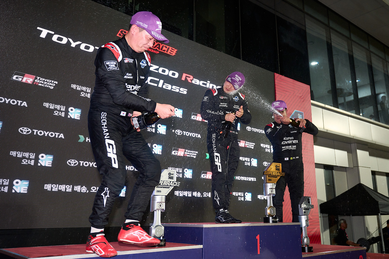 [사진 설명] 서한 GP의 정의철, 장현진, 김중군이 포디움을 독식했다..jpg