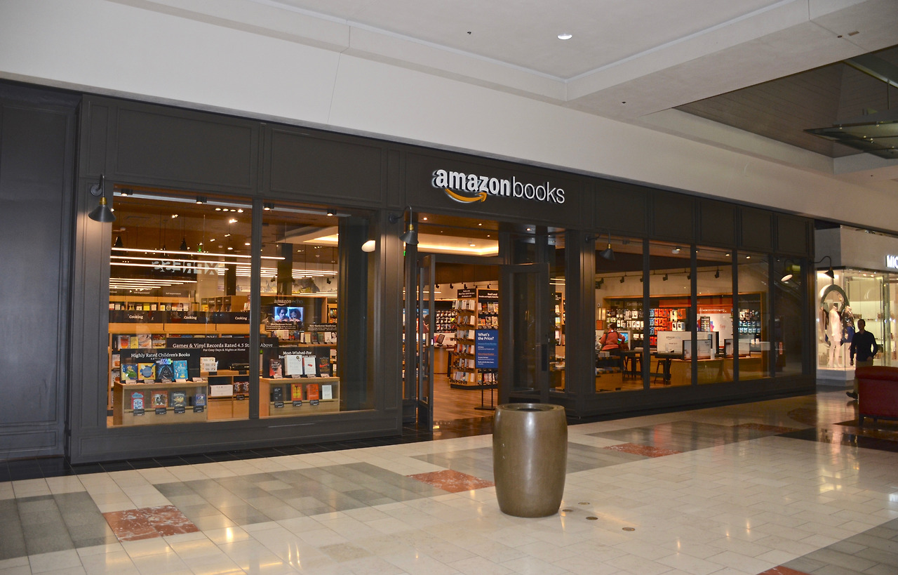 Amazon_Books_at_Washington_Square_-_Tigard,_Oregon_(2017).jpg