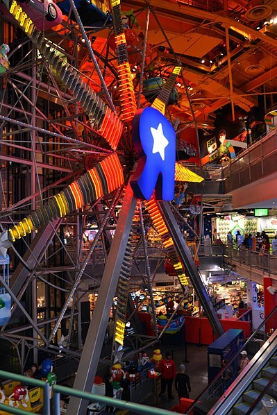 399px-ToysRus_New_York_Flagship_store_interior_2011.jpg
