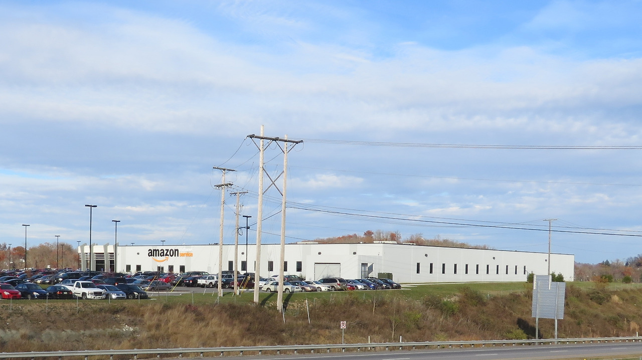 Amazon_com_Customer_Service_Center_(Huntington,_West_Virginia)_003.jpg