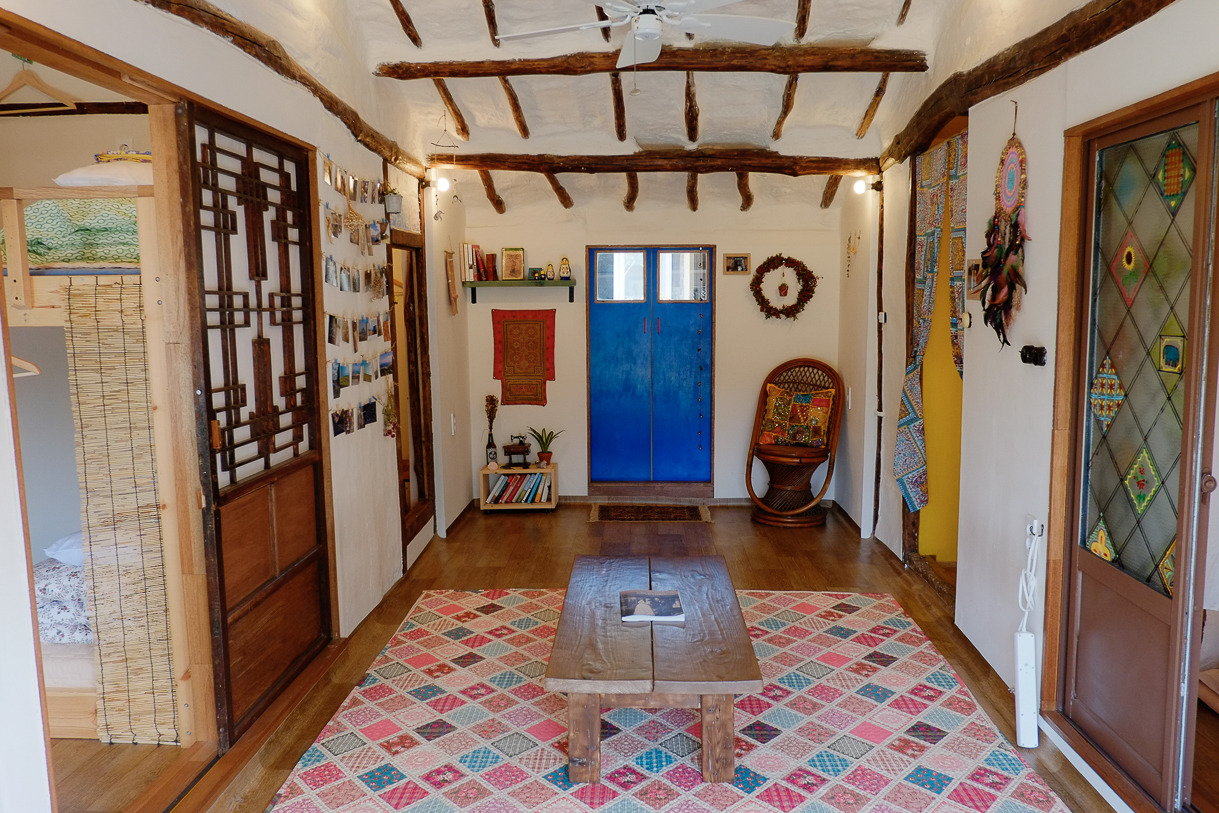 맨도롱또똣2016 안채거실2.jpg