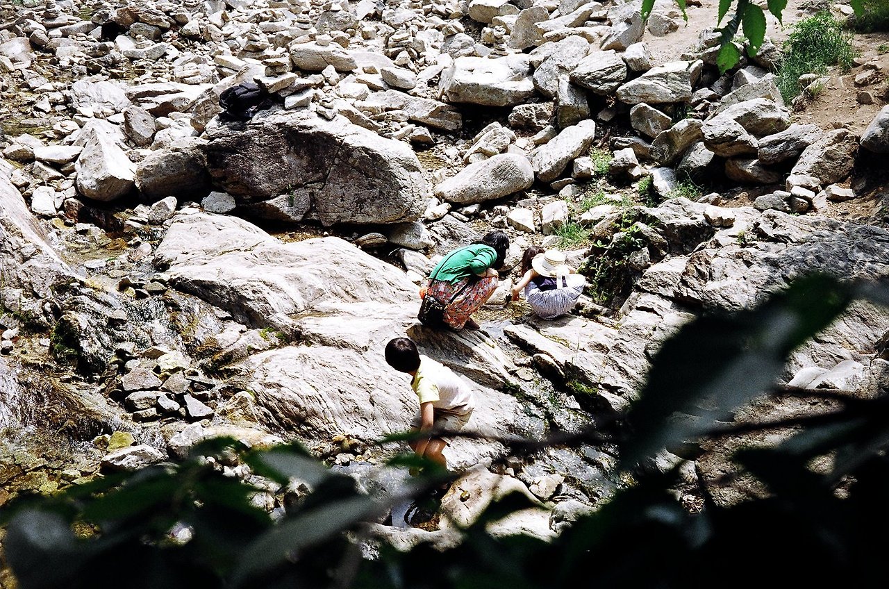 가족 돌밭.jpg