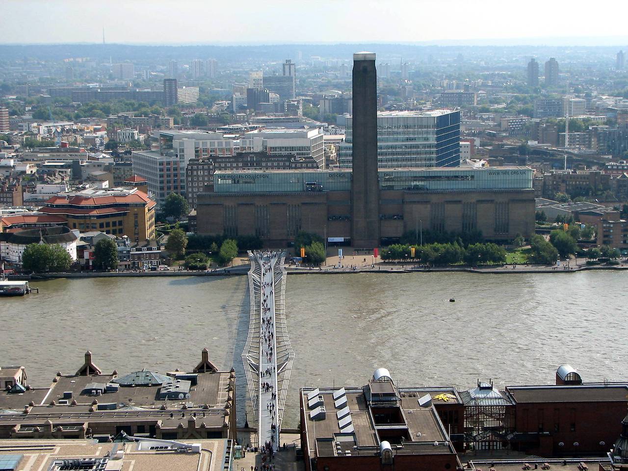 Tate_Modern_et_Millennium_Bridge.jpg