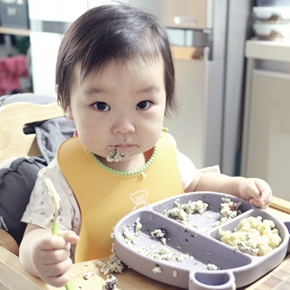 180528 밥먹다가 응시하는 딸--.jpg