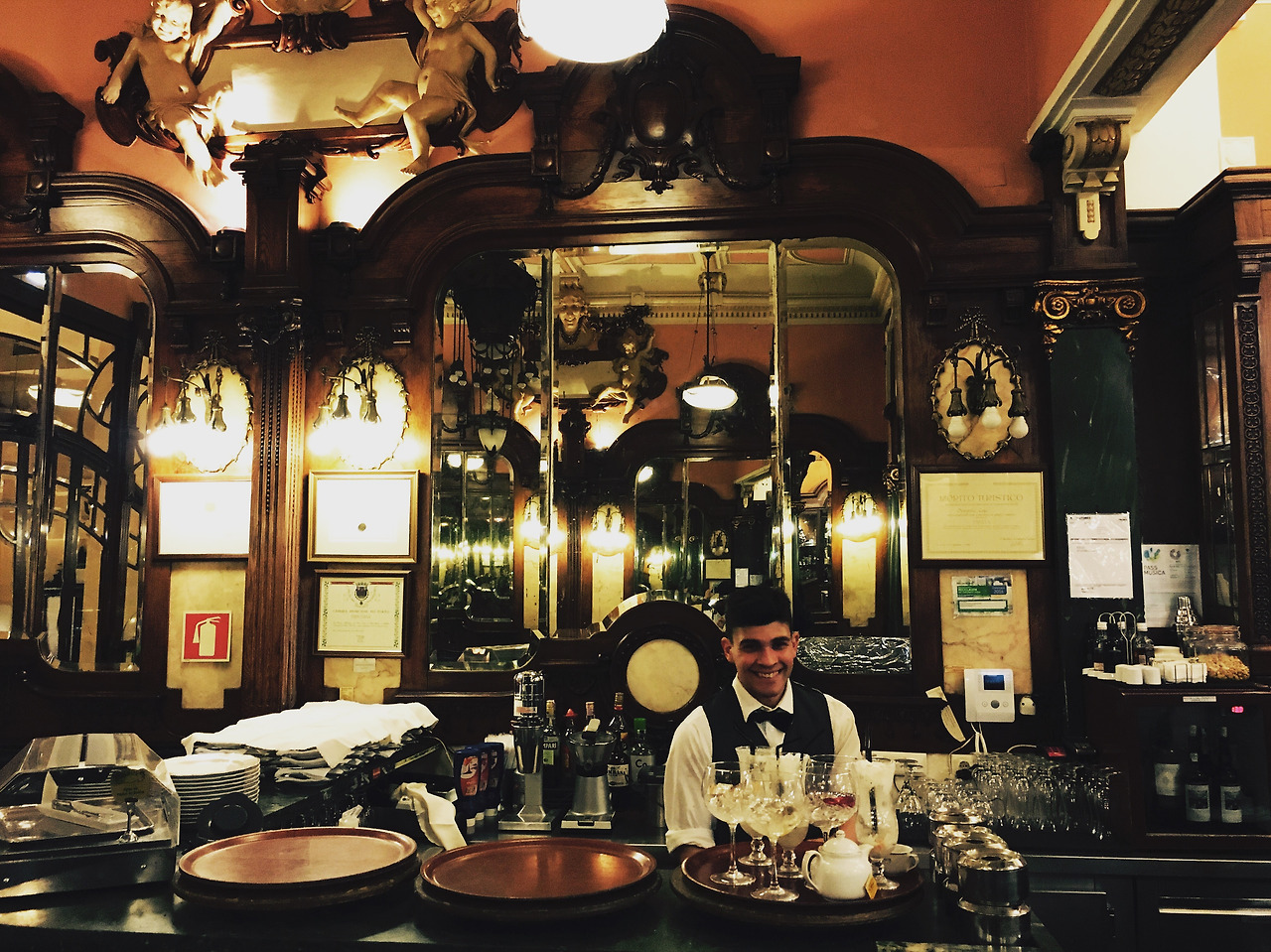 포르투 마제스틱 카페.jpg