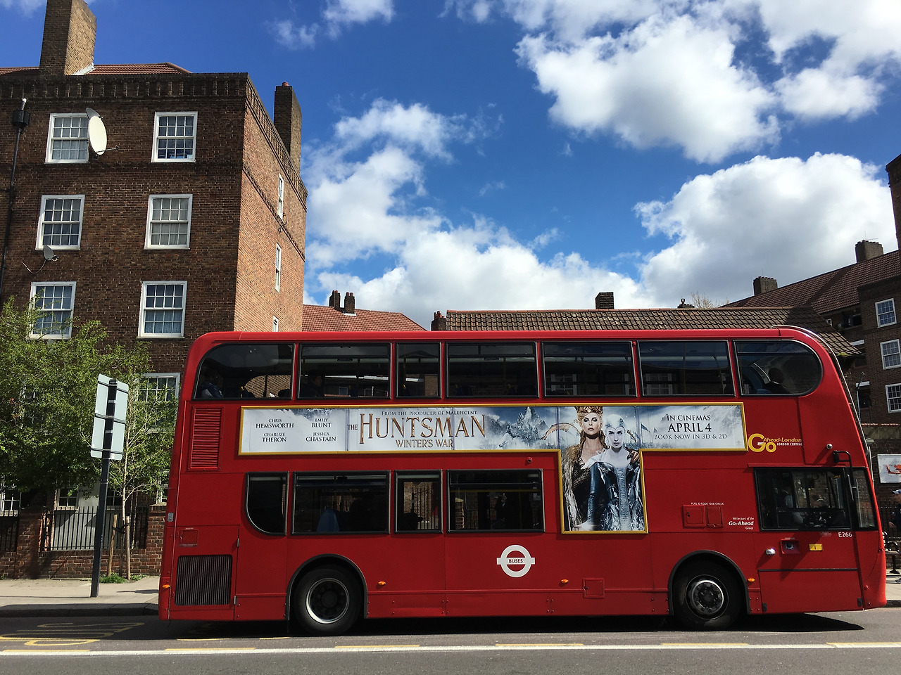 영국 런던 하늘 이층버스.jpg