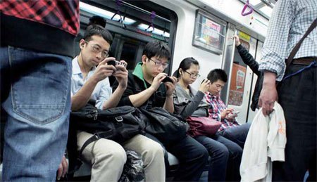 beijing_subway_cellphones.jpg