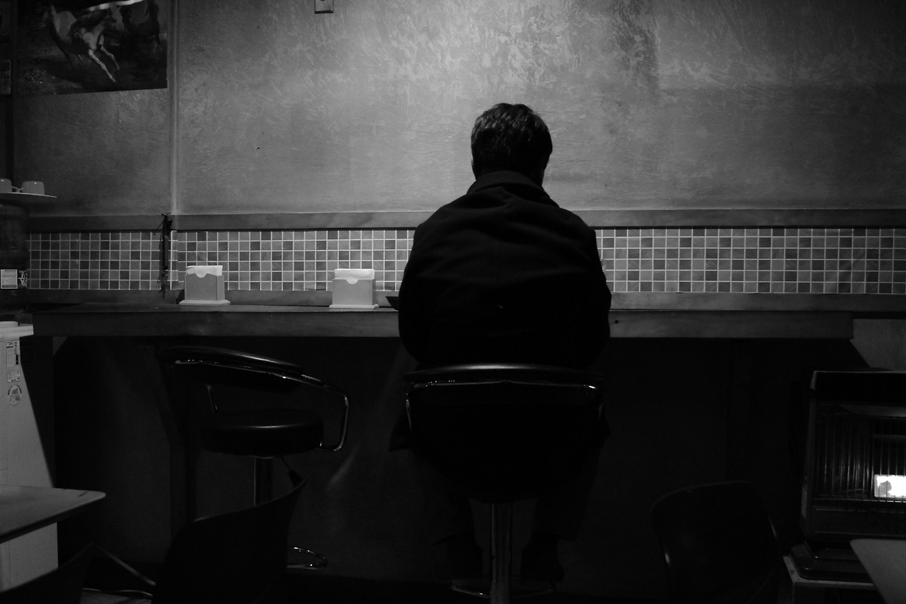 벽보고 술마시기.jpg