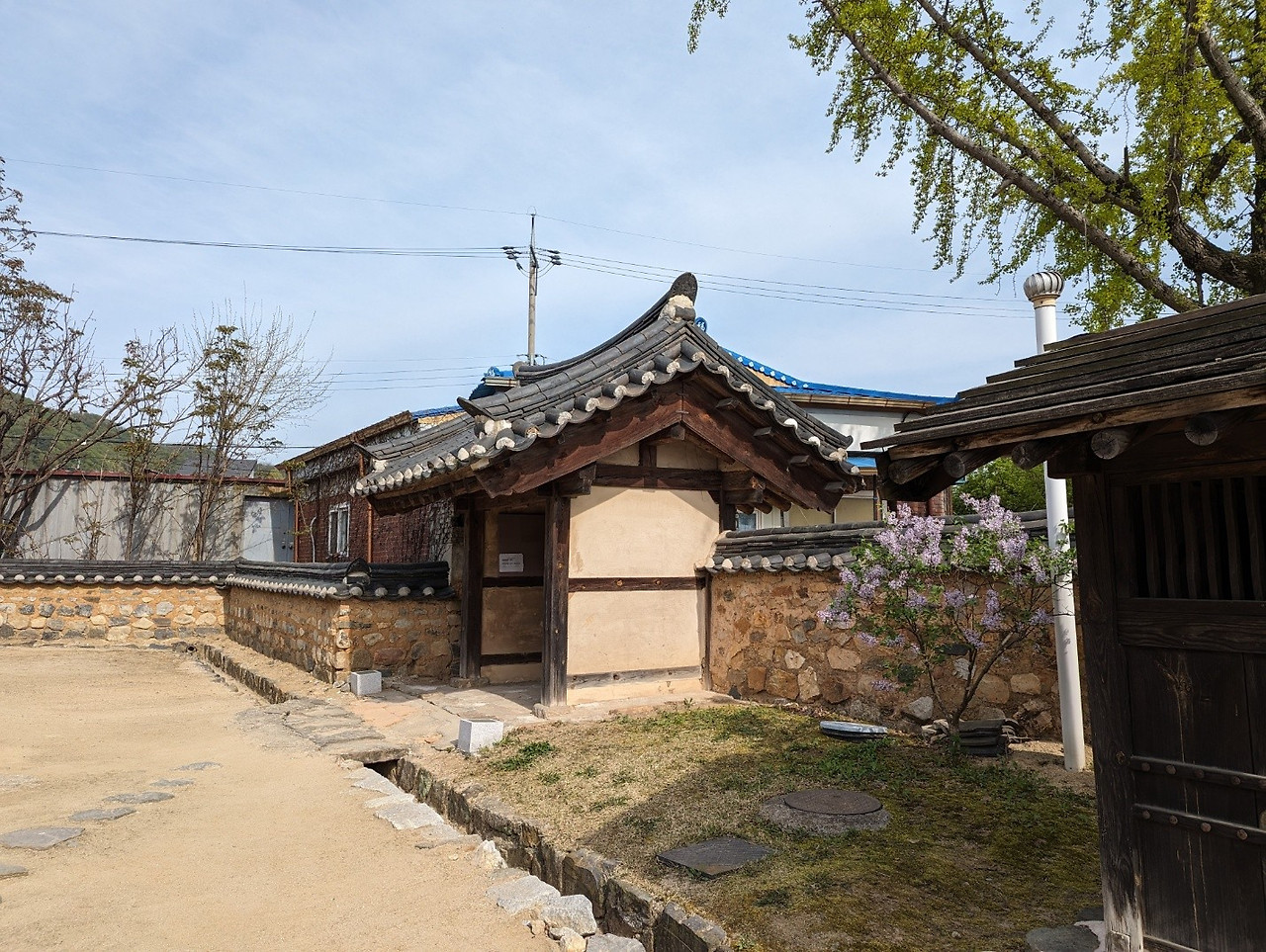 홍판서댁 바깥 마당.jpg