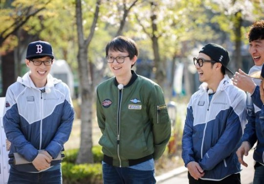 런닝맨에 출연한 마음의 소리 작가 조석(가운데).jpg