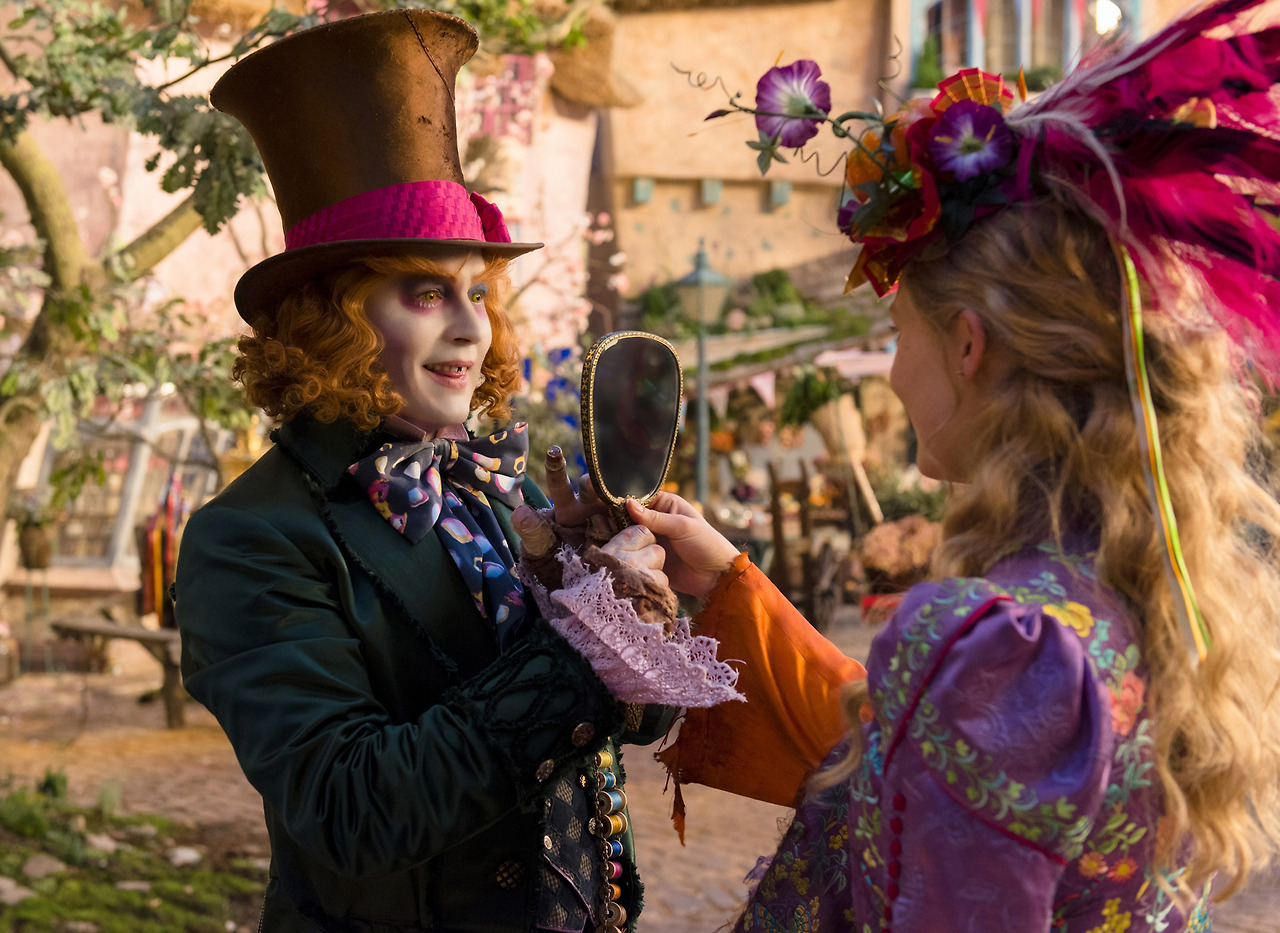 거울나라의 앨리스 조니뎁.jpg