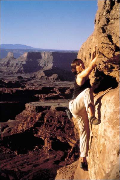 미션2 오프닝 절벽등반2.jpg