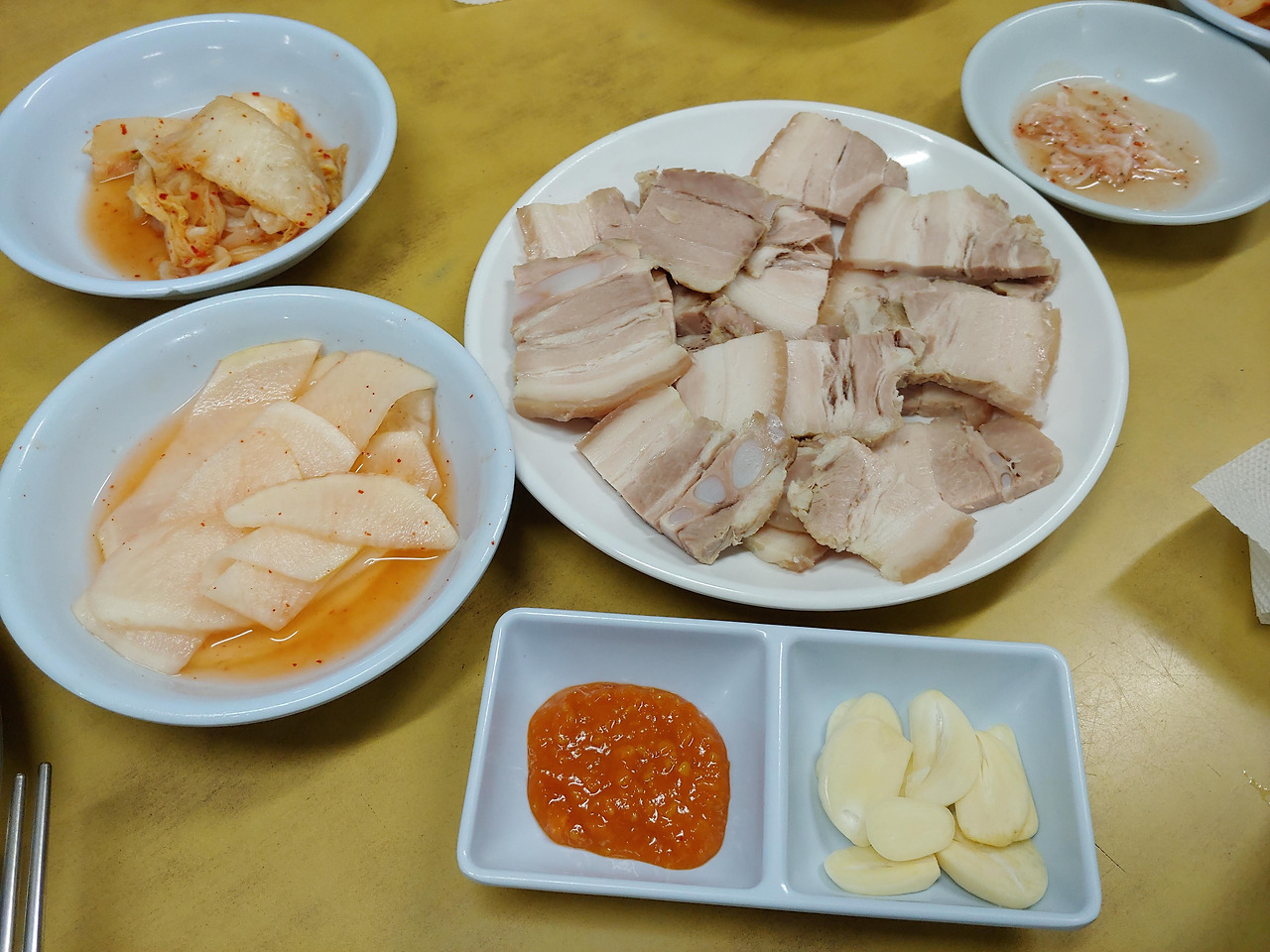 을지면옥 편육과 반찬.jpg