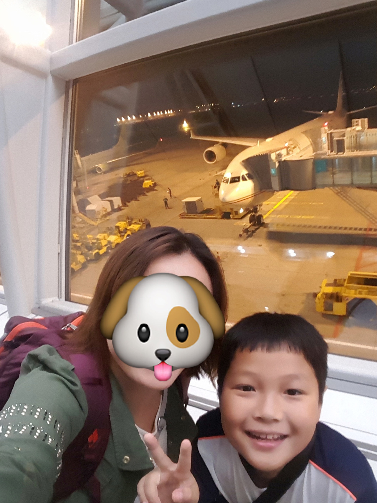 에티하드 비행기 배경으로 누나와 승재.jpg
