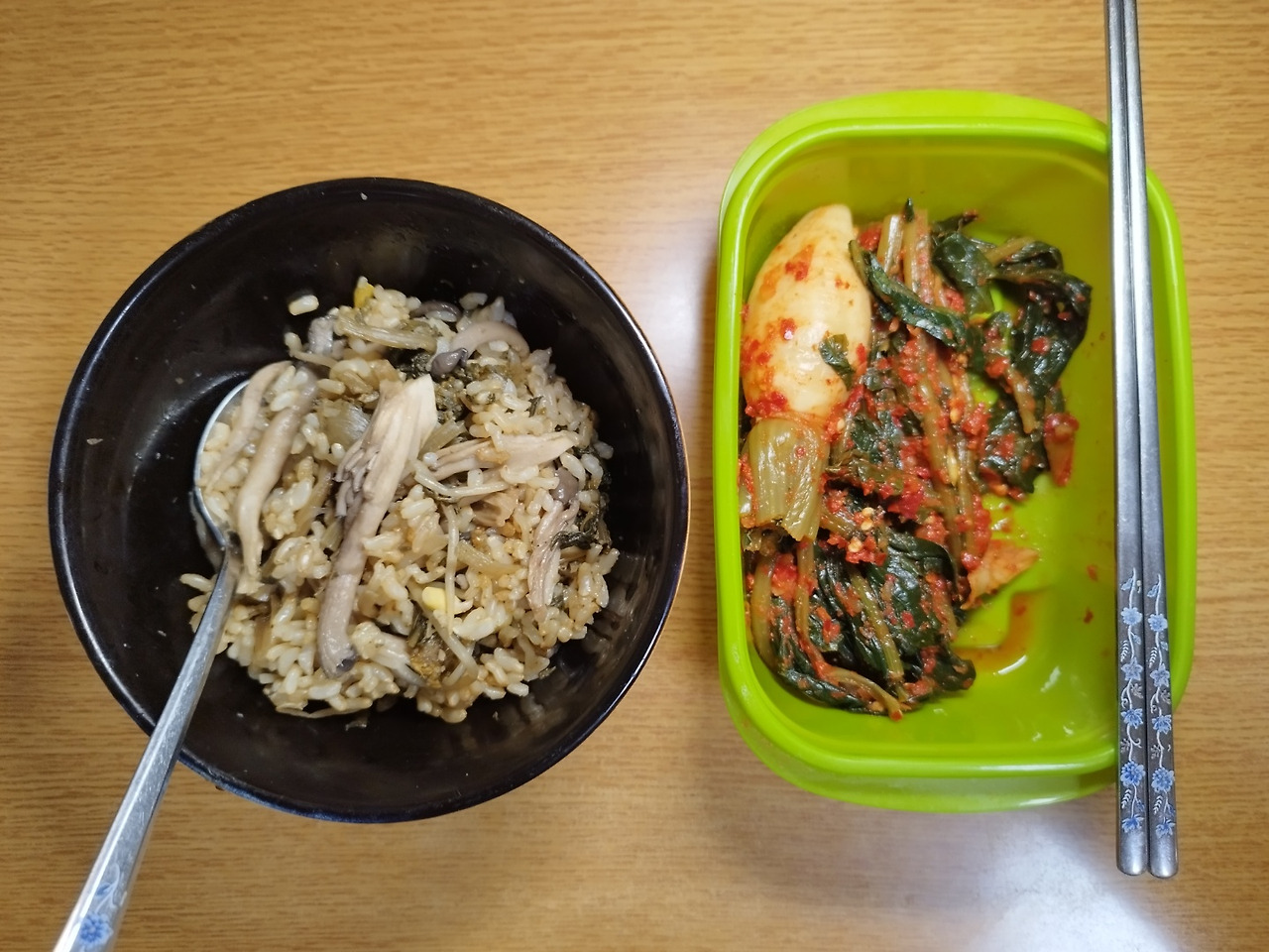 김치가 더해진 개밥.jpg