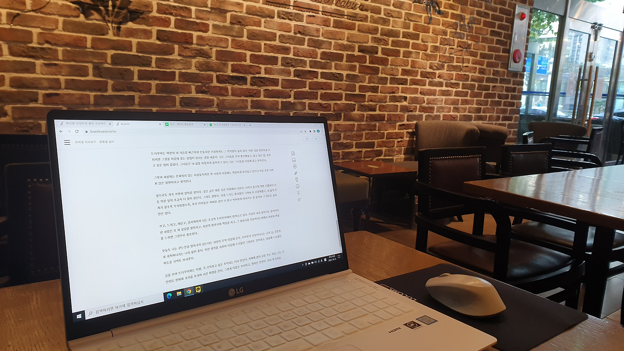 221015 스타벅스에서 글쓰기.jpg