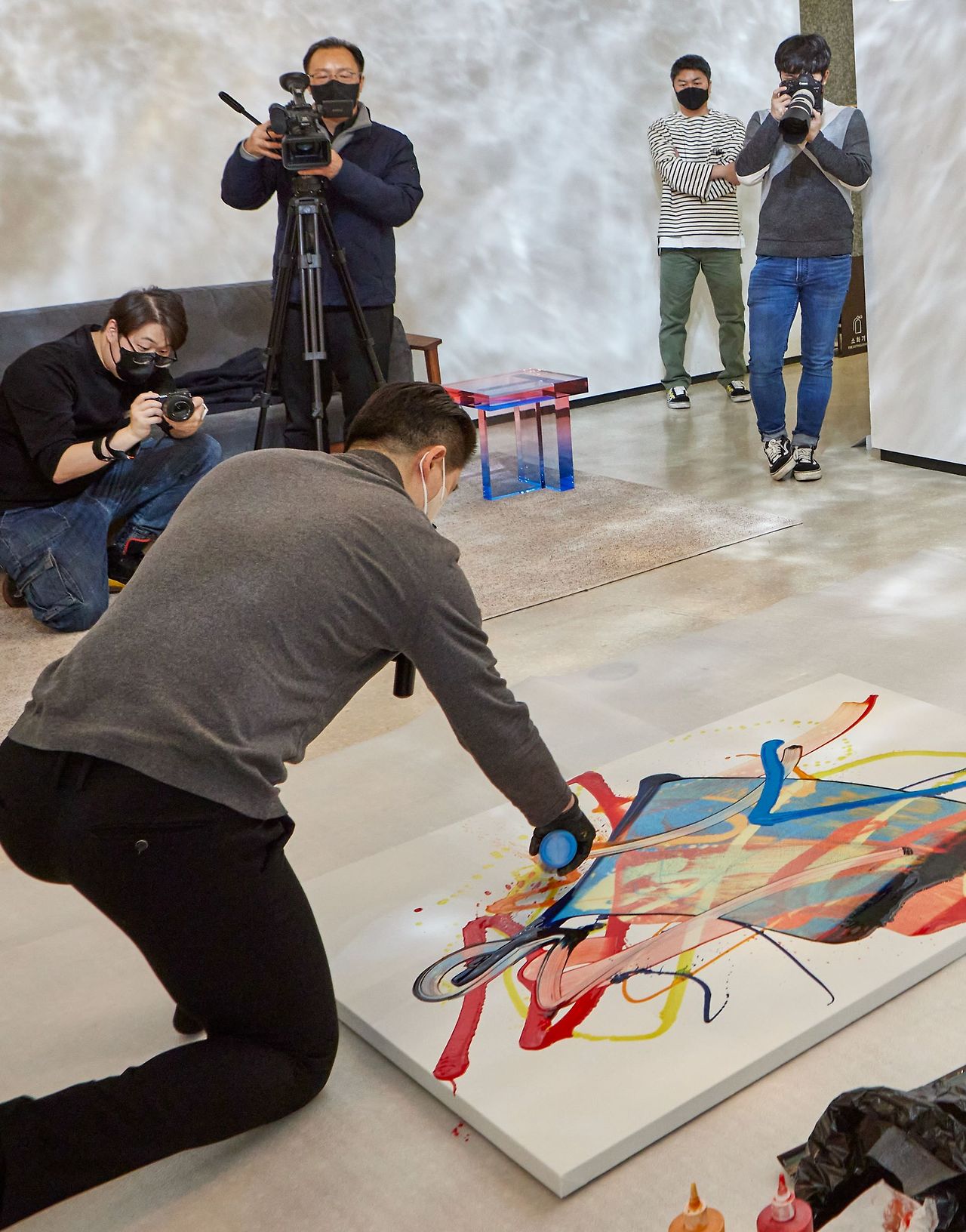 [워커힐 보도자료] 오픈 행사에서 직접 라이브 페인팅을 선보이는 최승윤 작가.jpg