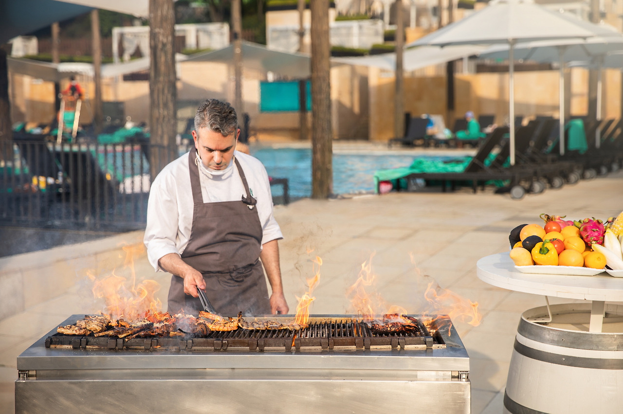 1. 반얀트리 클럽 앤 스파 서울, ‘오아시스 풀사이드 바비큐 뷔페’ 선보여.jpg
