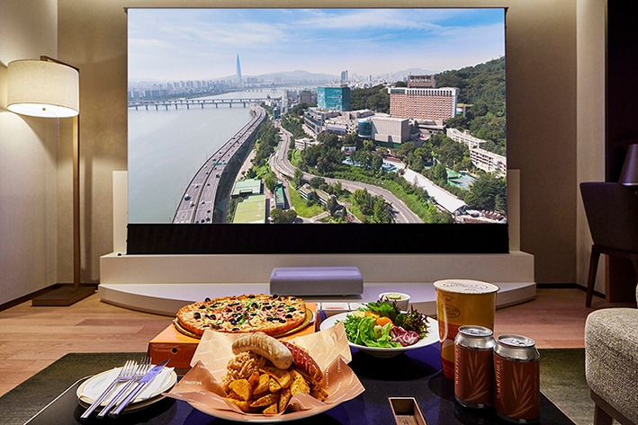 [사진자료-워커힐] ‘시네마 스위트’ 패키지와 함께 제공되는 팝콘과 치맥세트_ 피.jpg