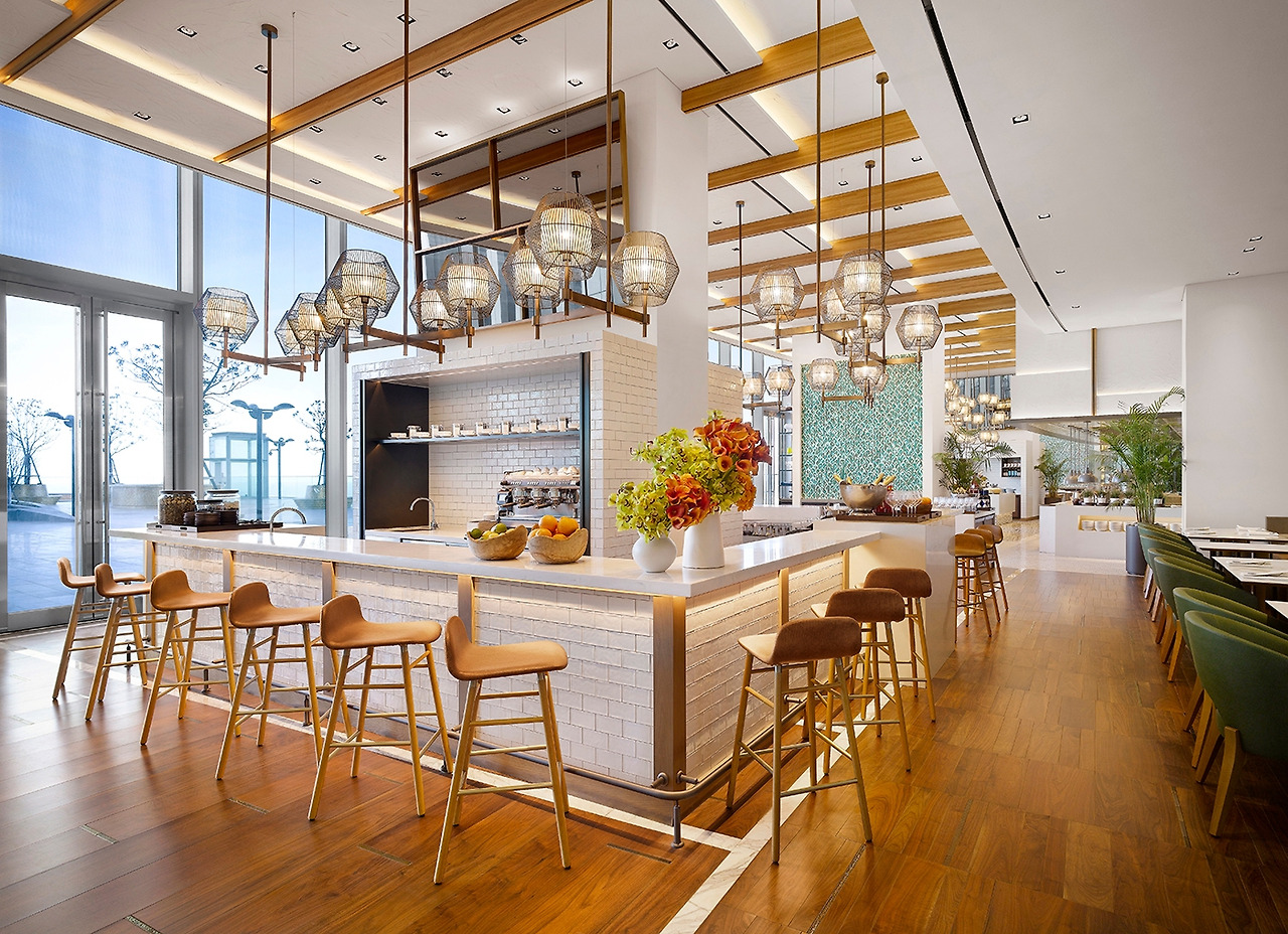 [제주 드림타워 복합리조트] '카페 8' 야외테라스 풀사이드 신메뉴 출시 2.jpg