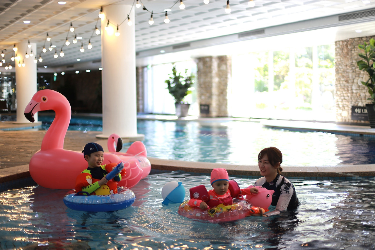 켄싱턴호텔 평창_실내 수영장_ 모델컷.jpg