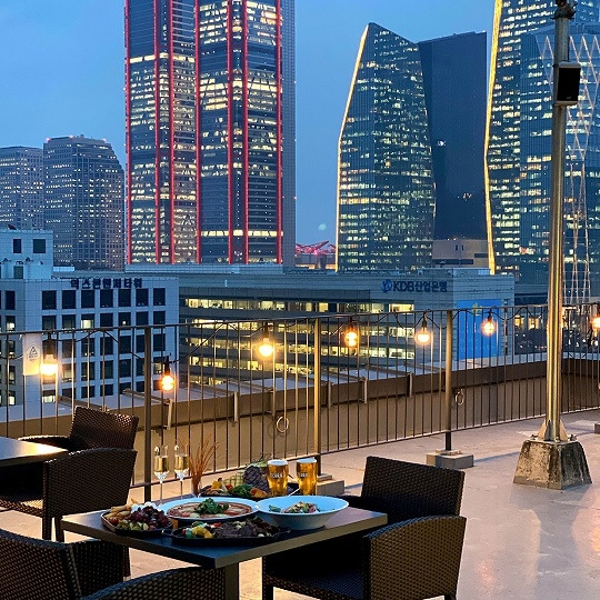 4_글래드 스카이에서 야경과 함께 즐기는 투고 메뉴.jpg