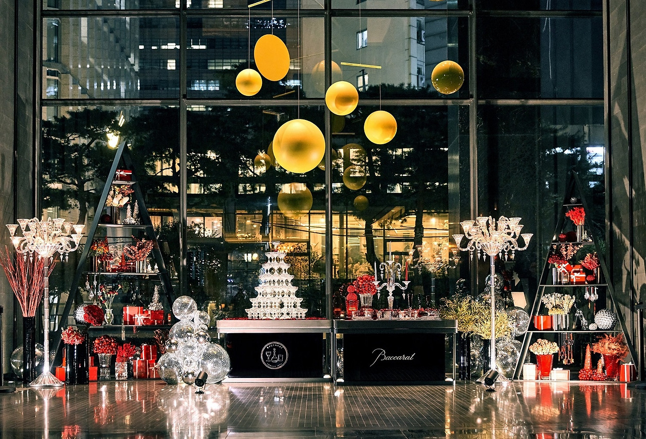 16. Four Seasons Hotel Seoul Lobby.jpg