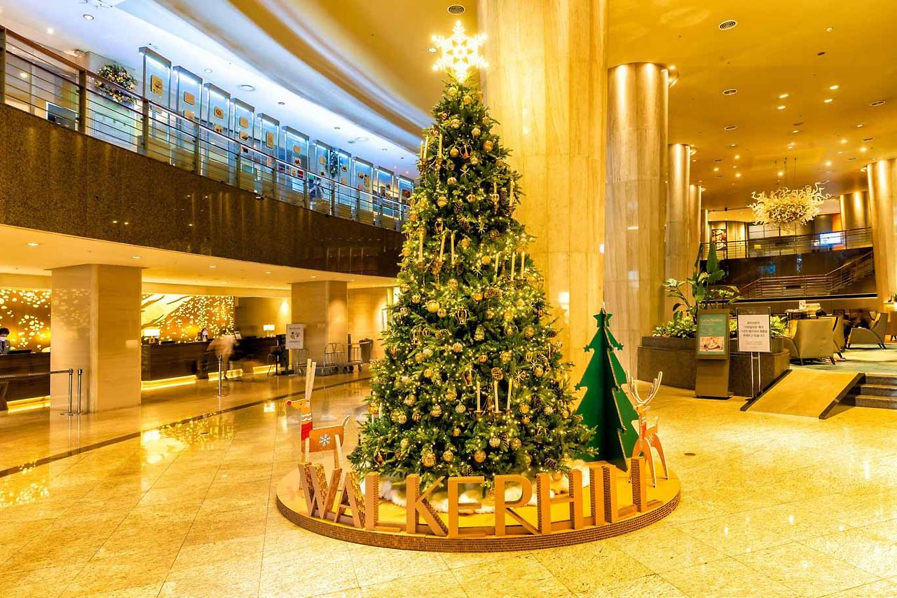[워커힐-사진자료] 크리스마스 트리로 연말 분위기를 한껏 살린 그랜드 워커힐의 로비.jpg